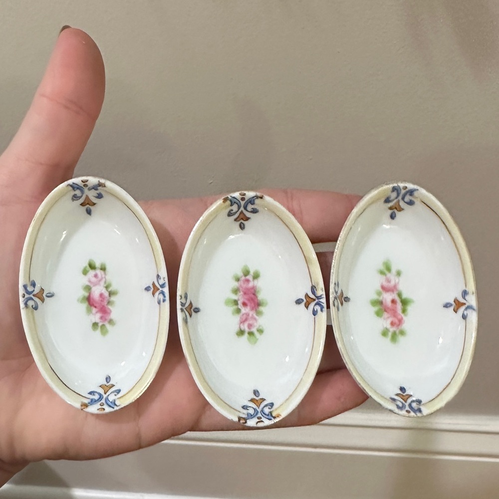 Hand painted butter pats - Picture 2 of 5